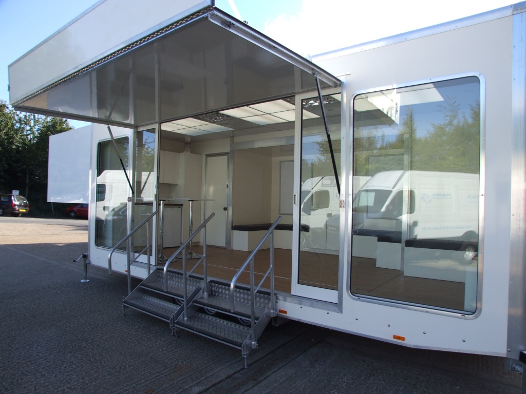 7m display trailer glass front